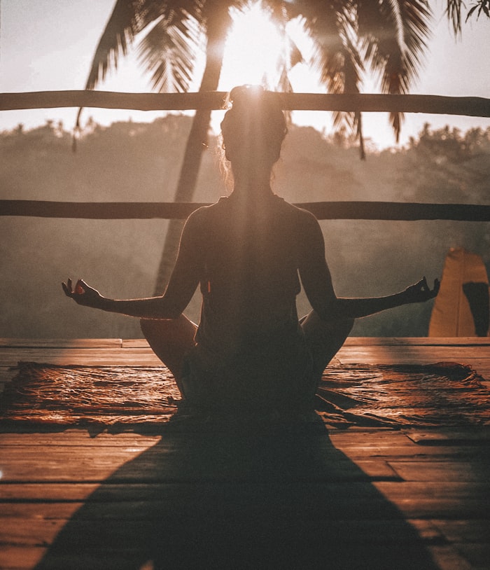 Idosa a fazer yoga sem dores na anca com Depantene